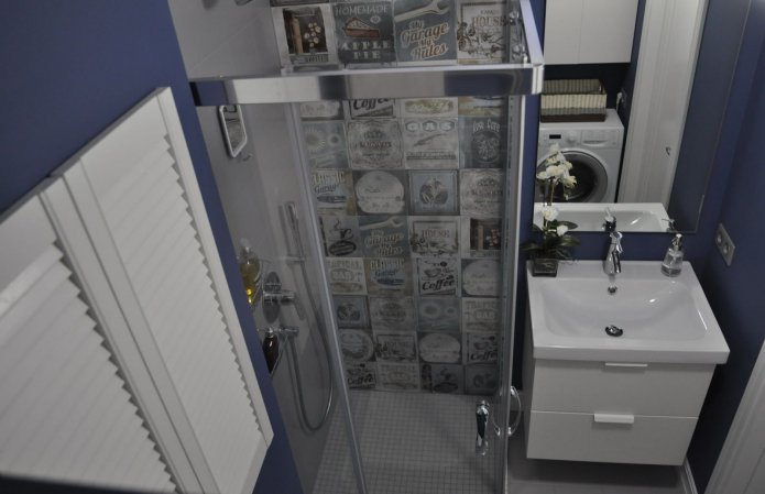 Petite salle de bain avec coin douche