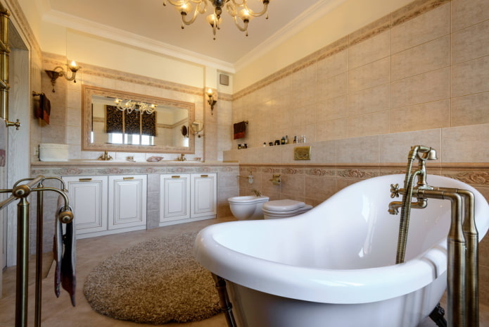 Robinet antique sur la baignoire