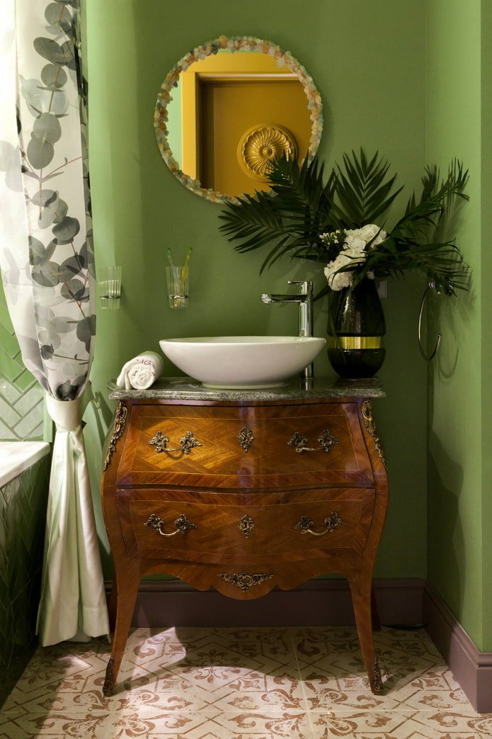 Armoire en bois figuré