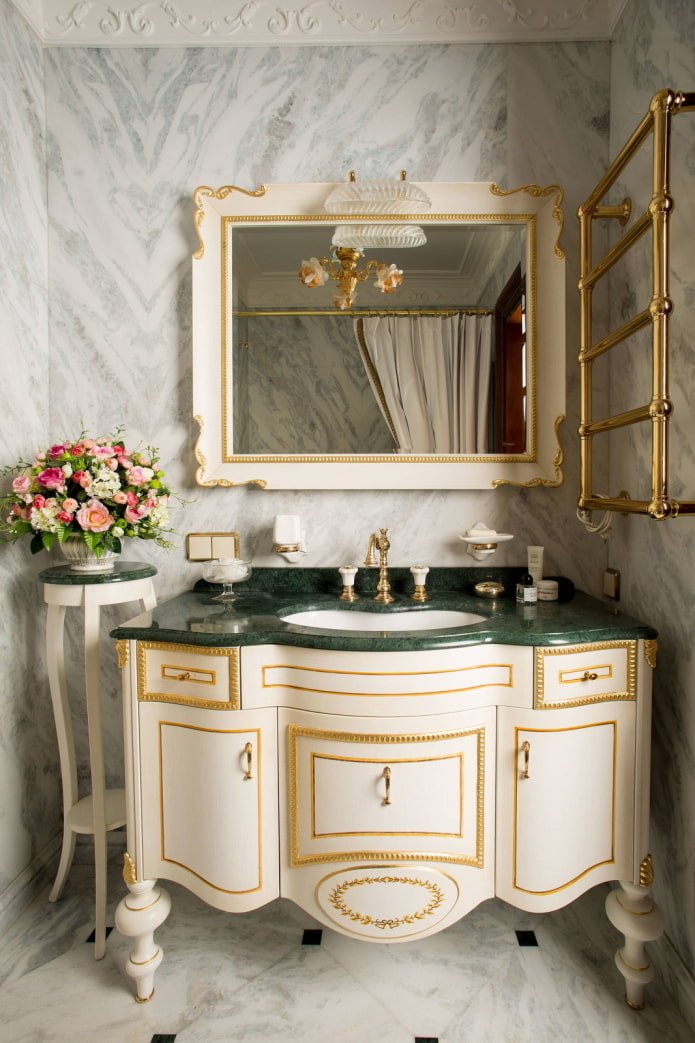 Armoire sur pieds sculptés