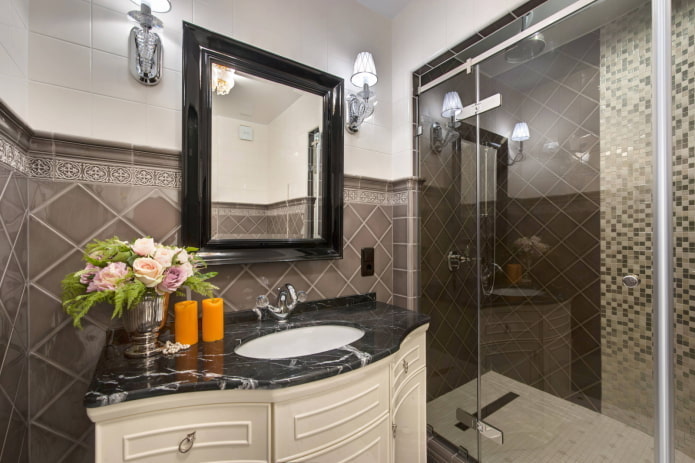 Salle de bains avec éléments sombres