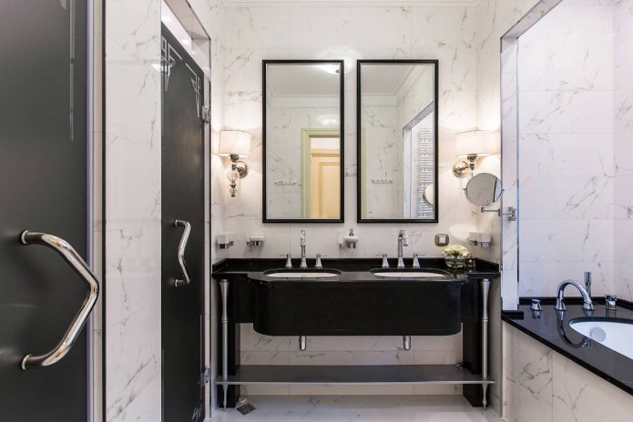 Salle de bains noire et blanche