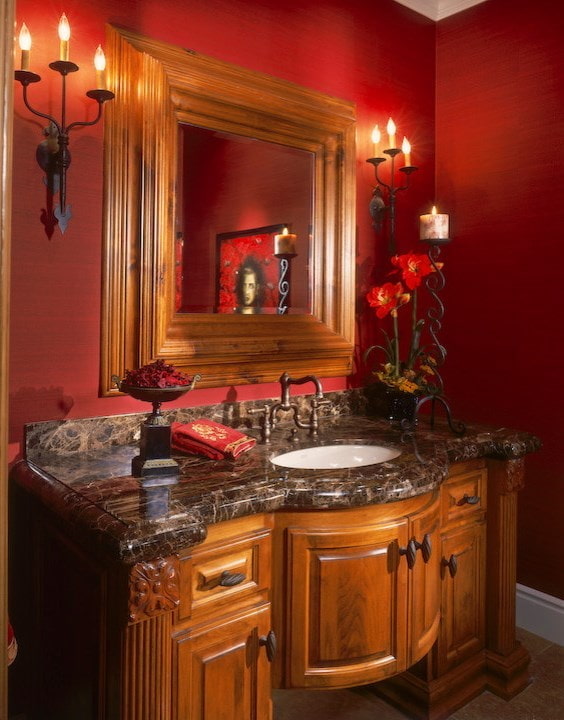 Candélabres sur les côtés du miroir