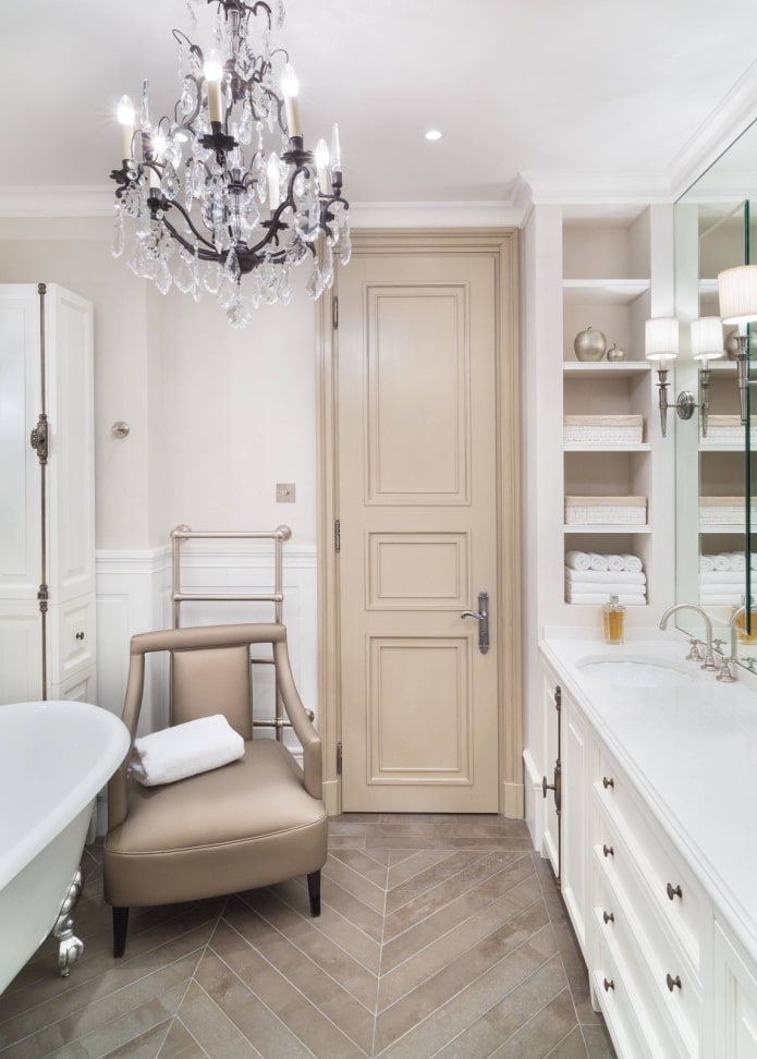 Salle de bains avec un fauteuil