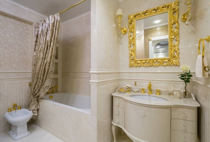 Cadre doré près du miroir