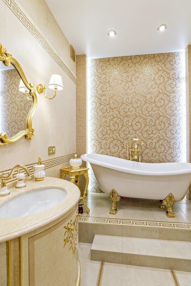 salle de bain avec décor doré
