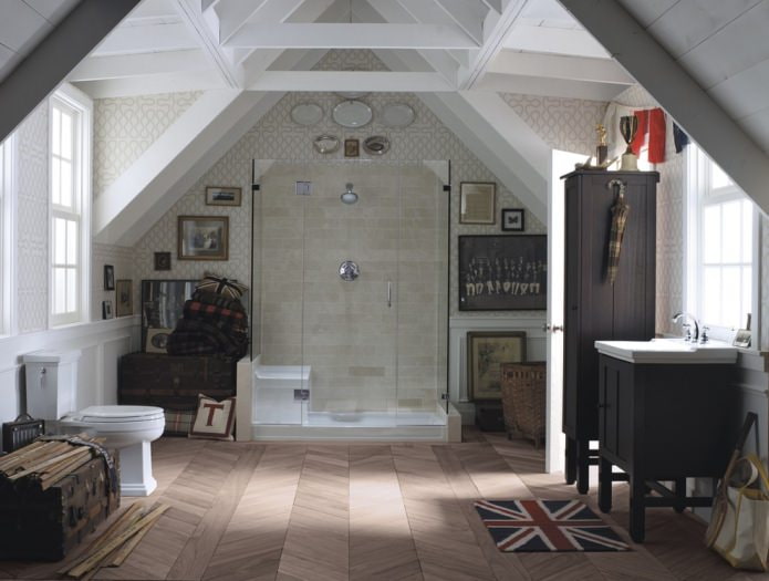 Salle de bain mansardée à plusieurs pentes