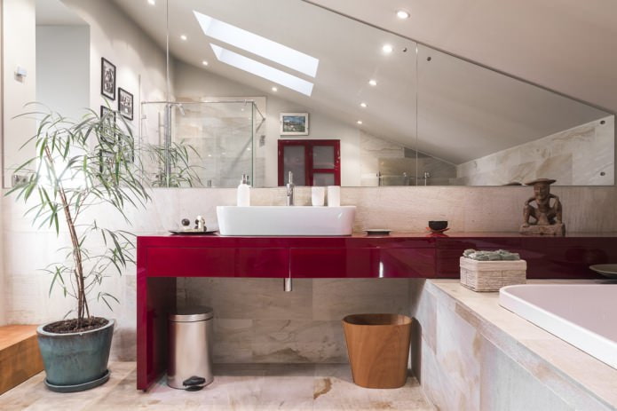 finition d'un toit en pente dans une salle de bain