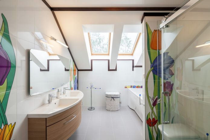Style moderne dans la salle de bain mansardée