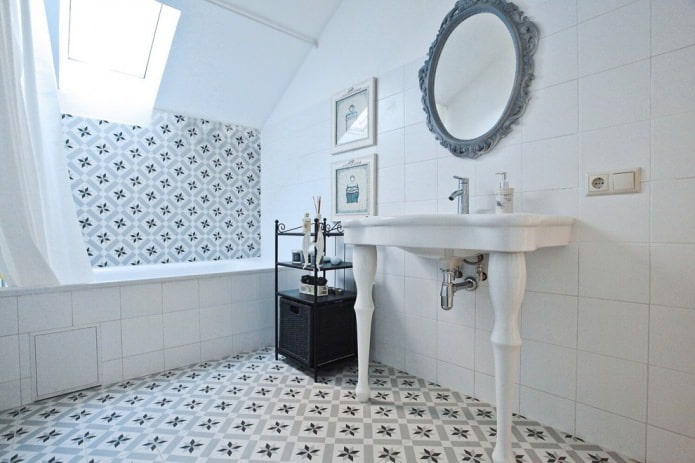 Intérieur de salle de bain gris clair avec carrelage à motifs