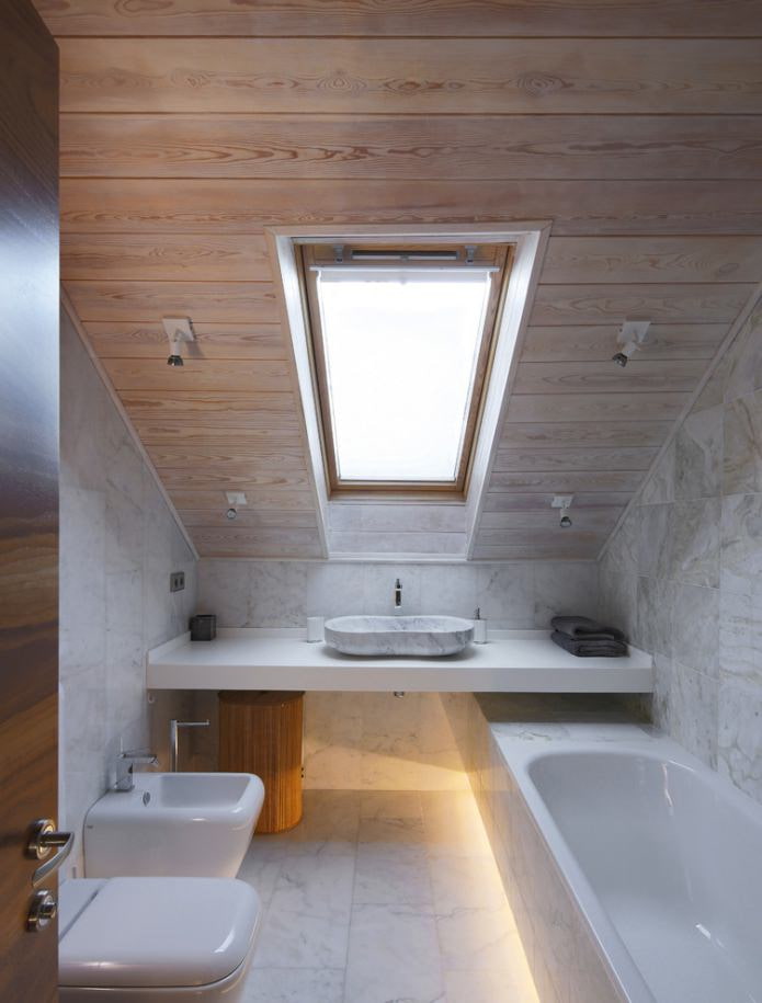 petite salle de bain dans le grenier