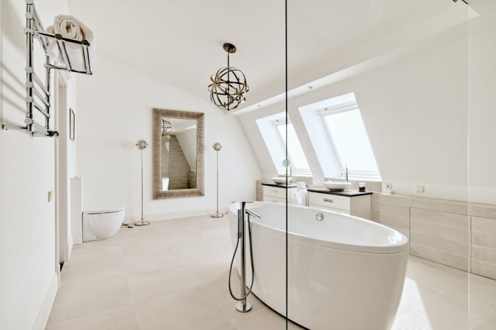 Salle de bain mansardée blanche