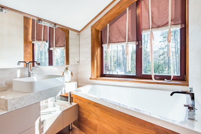 rideaux dans le grenier dans la salle de bain