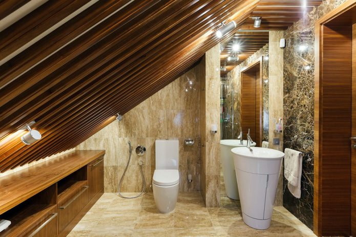 lattes de bois au plafond dans une salle de bain mansardée