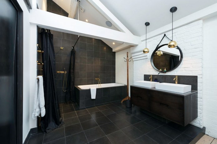 Salle de bain mansardée noire et blanche