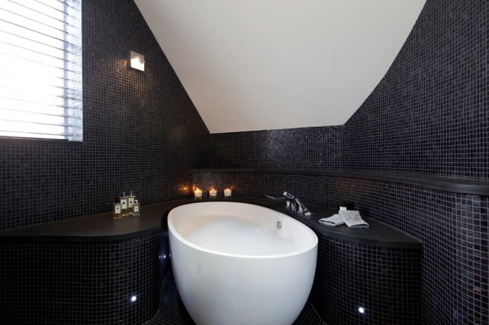 Salle de bain mansardée noire et blanche