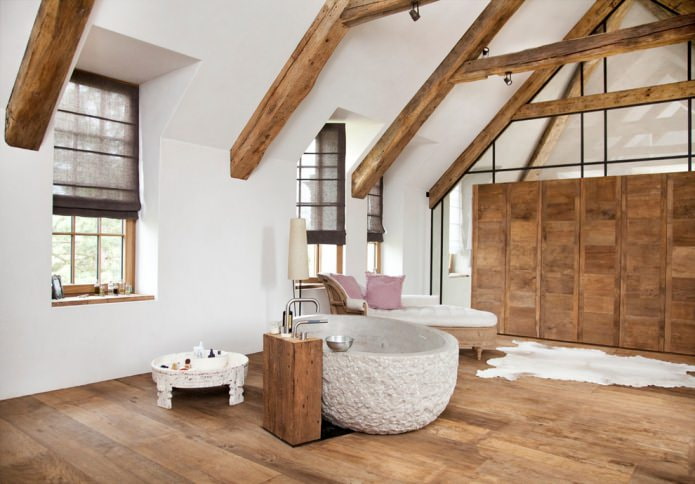 Salle de bain mansardée dans les tons blancs et marron