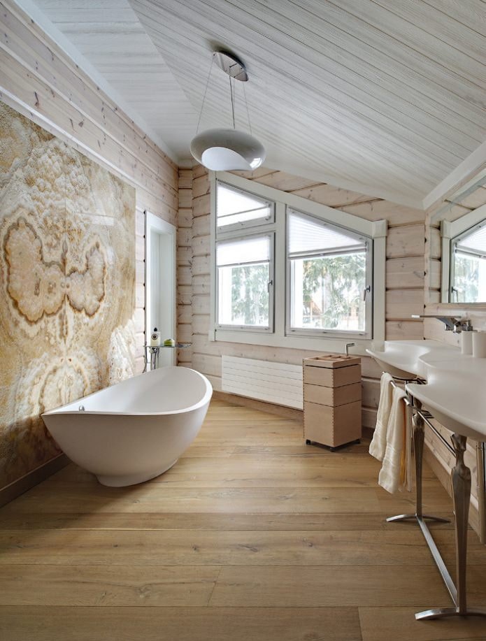 Salle de bain mansardée dans les tons marron et beige