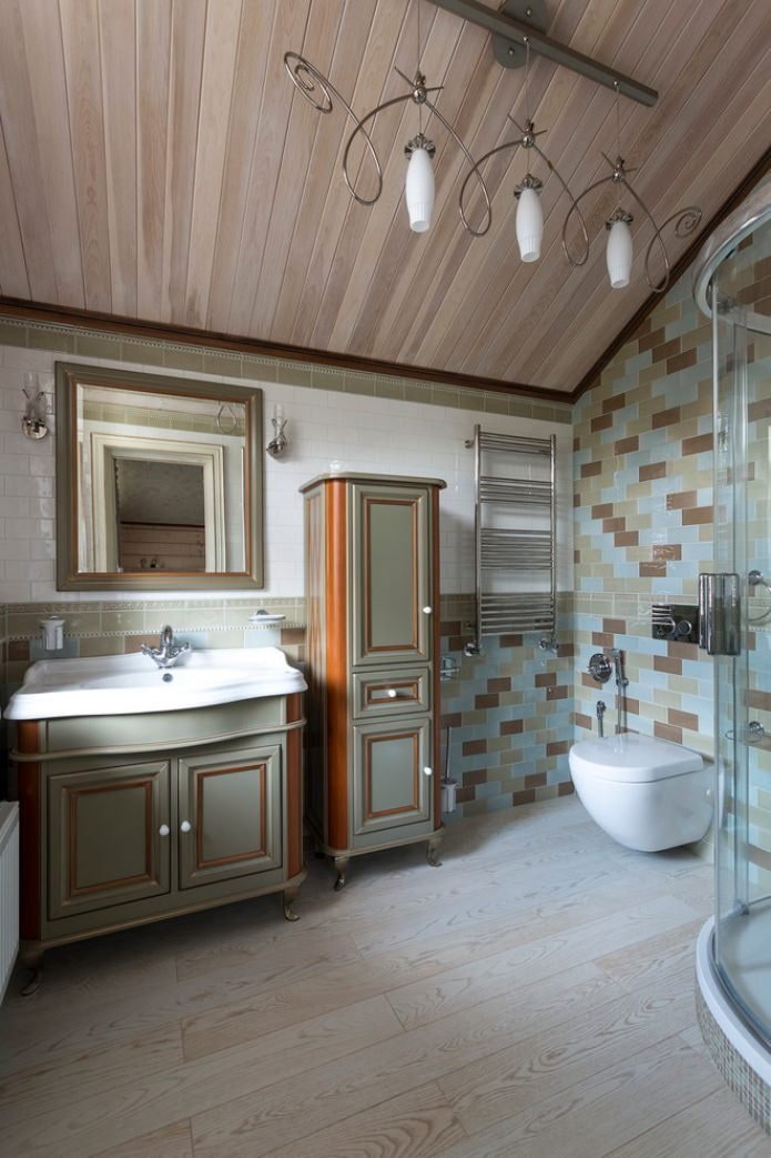 appliques et lustre dans la salle de bain