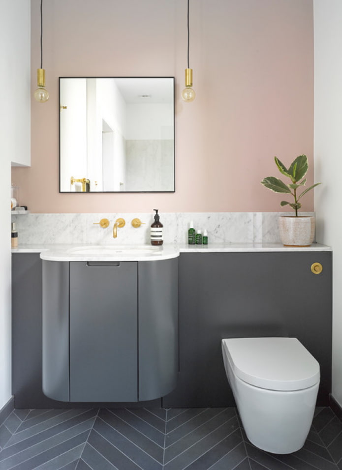 comptoir en marbre dans la salle de bain