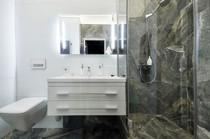 marbre brun dans la douche