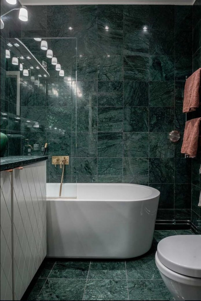marbre vert dans la salle de bain