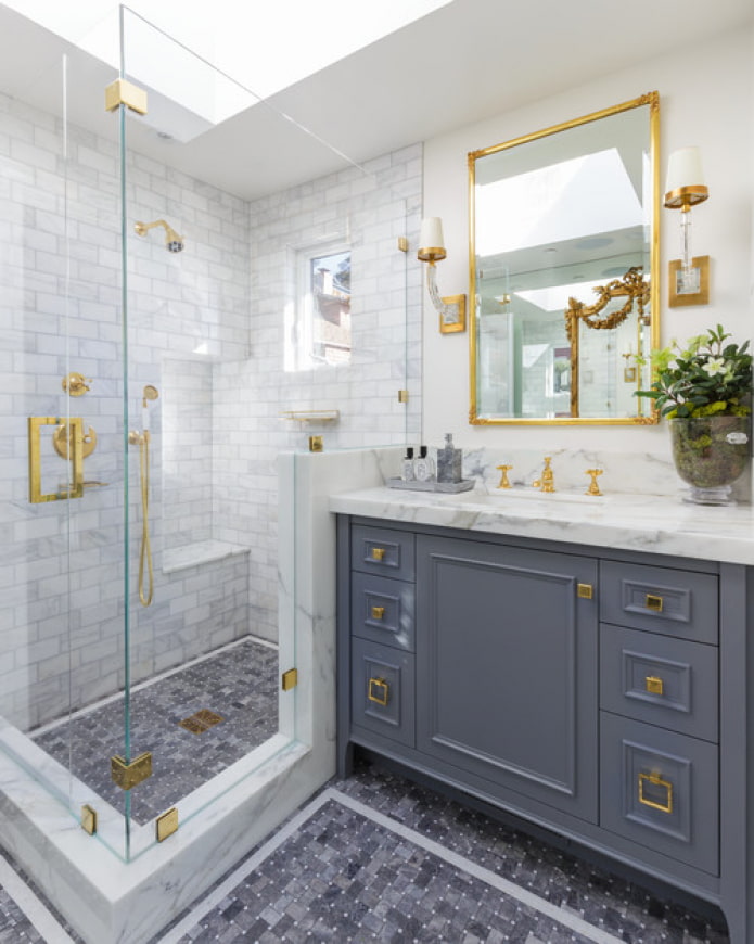 finition de la douche avec des carreaux de marbre