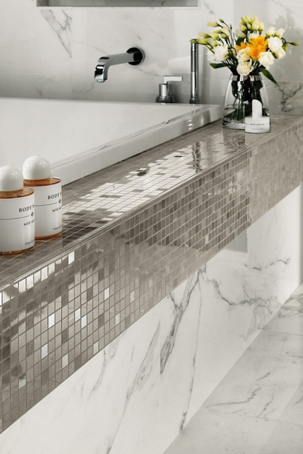 une combinaison de marbre et de mosaïque