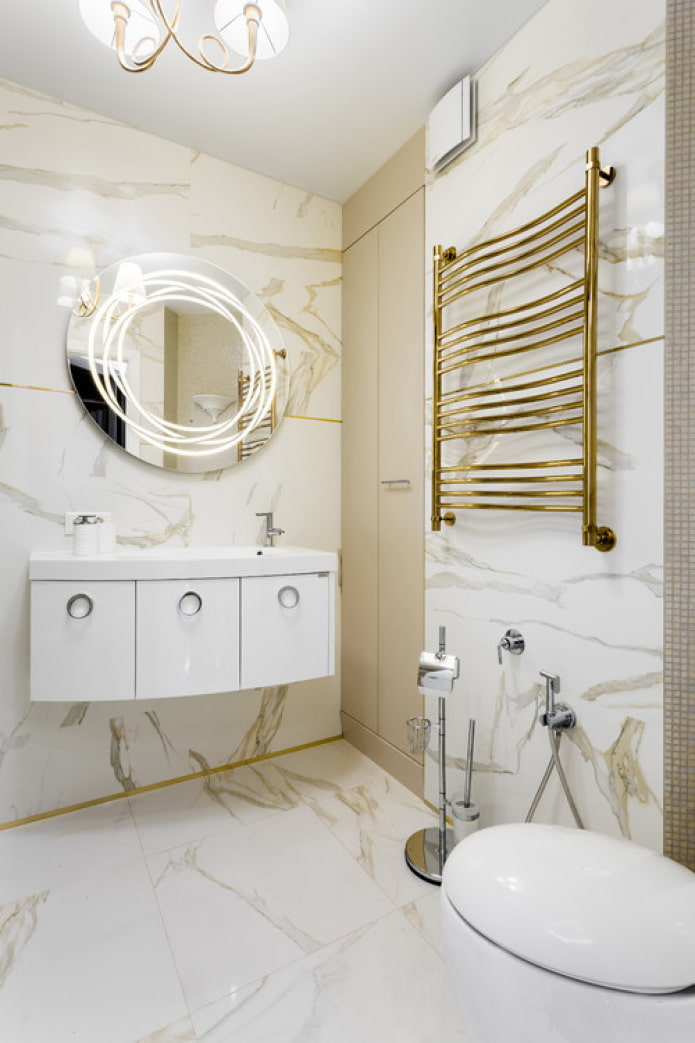 porte-serviettes chauffant en bronze dans la salle de bain