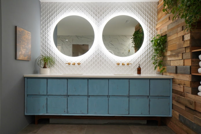 Zone miroir dans l'intérieur de la salle de bain
