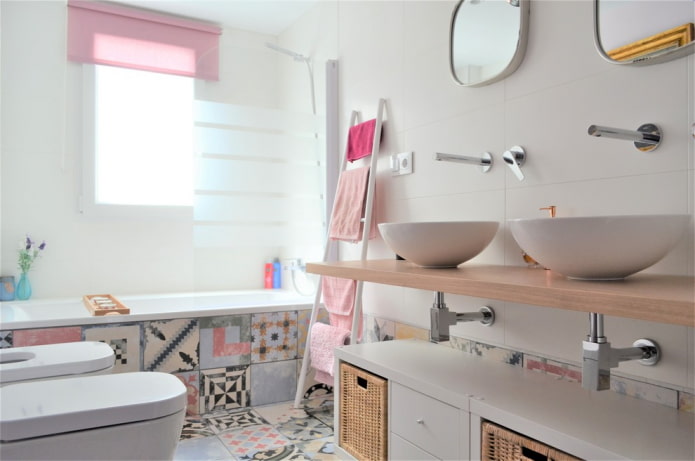 Salle de bain spacieuse aux touches lumineuses