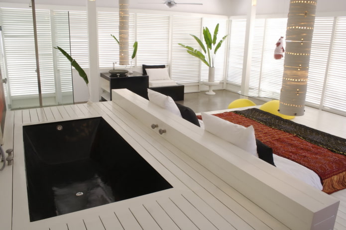 Baignoire insolite au sol