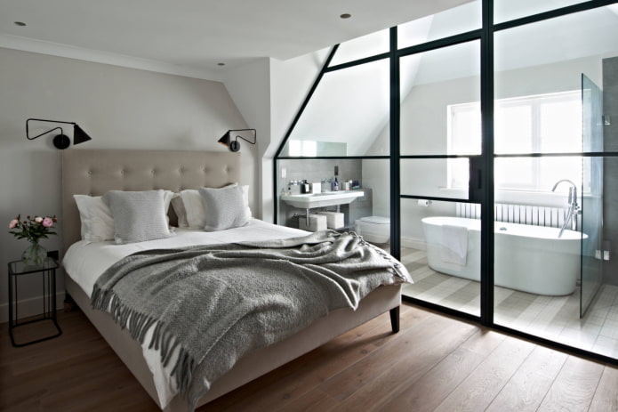 Salle de bain derrière une paroi vitrée