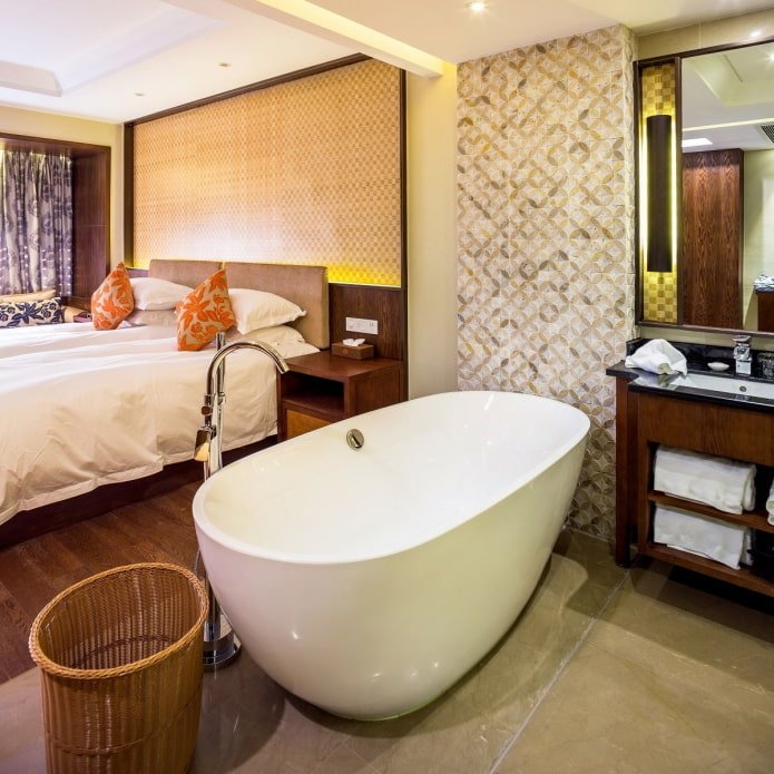 salle de bain combinée avec la chambre