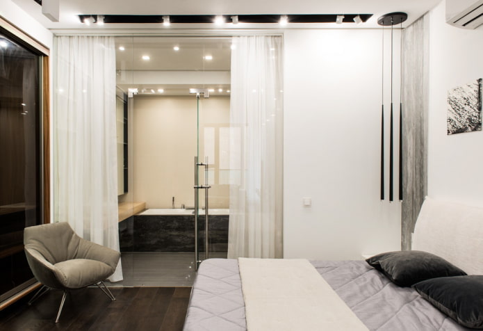 salle de bain-chambre avec cloison en verre et rideau