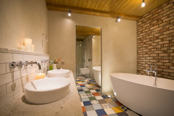Éclairage intérieur d'une salle de bain de style loft style