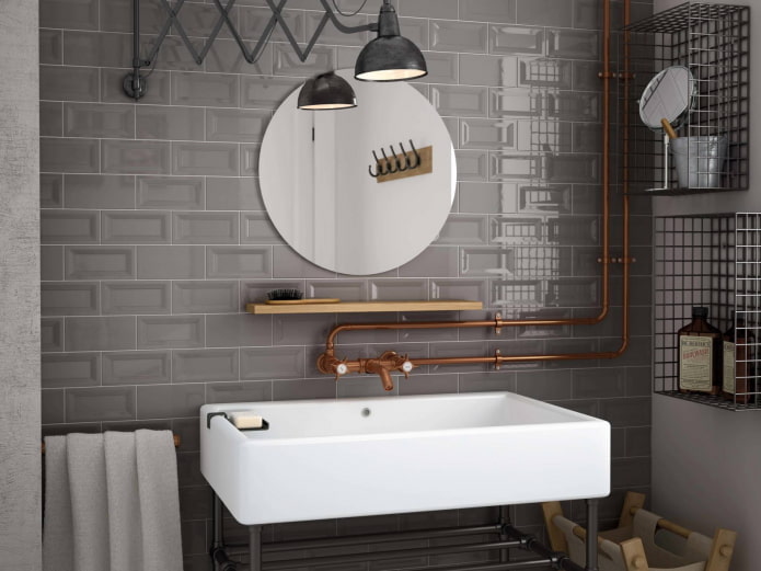 Éclairage intérieur d'une salle de bain de style loft