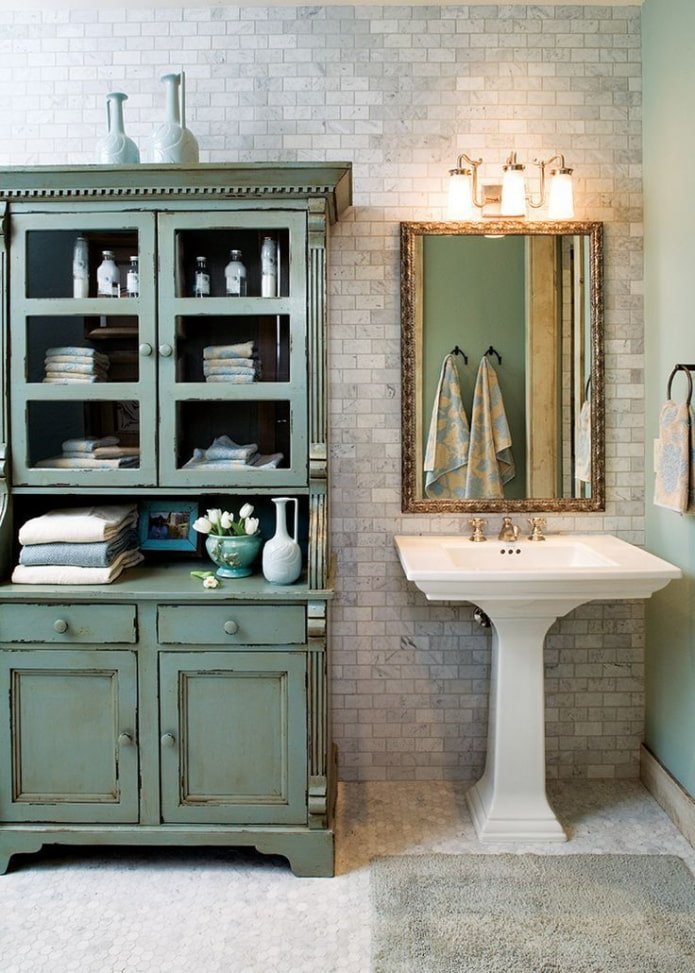 Salle de bains avec commode ancienne