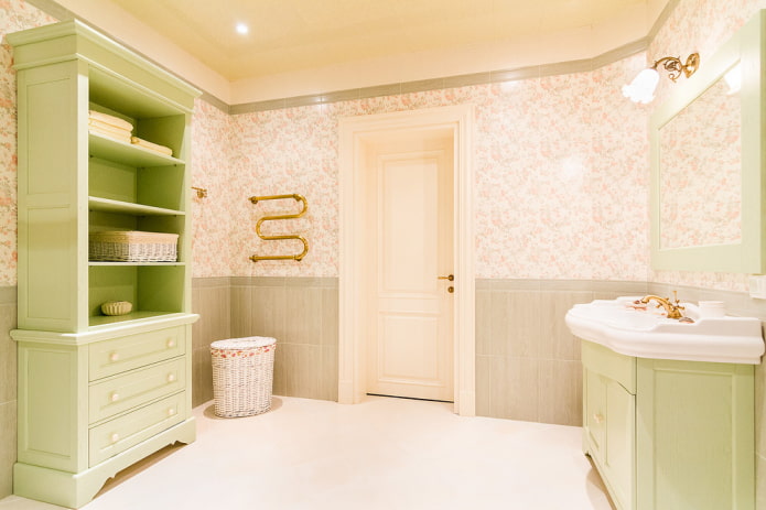 Étagère et meuble dans une salle de bain provençale