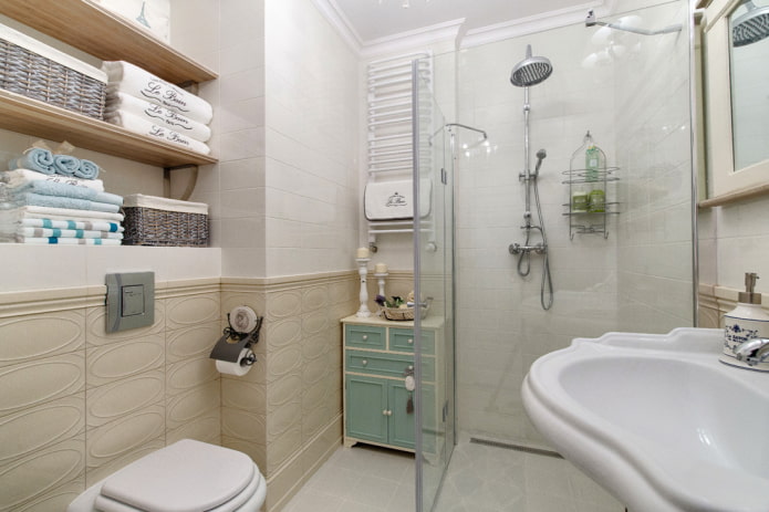 Salle de bain avec cloison en verre