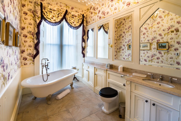 Salle de bain de style provençal avec une fenêtre haute
