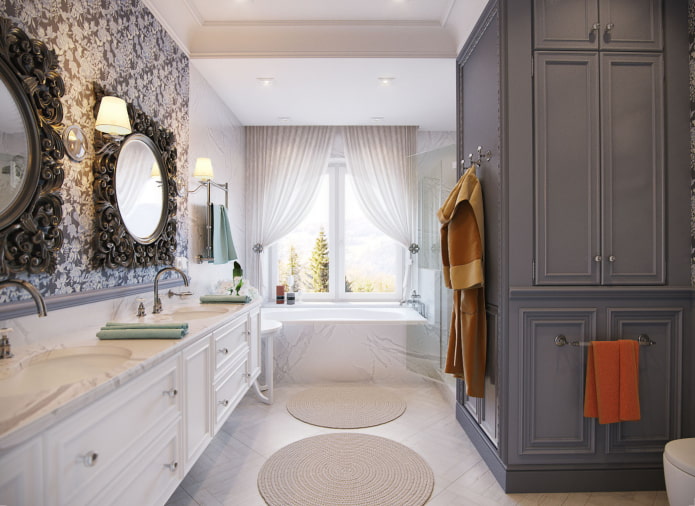 Tapis et miroirs sculptés dans la salle de bain