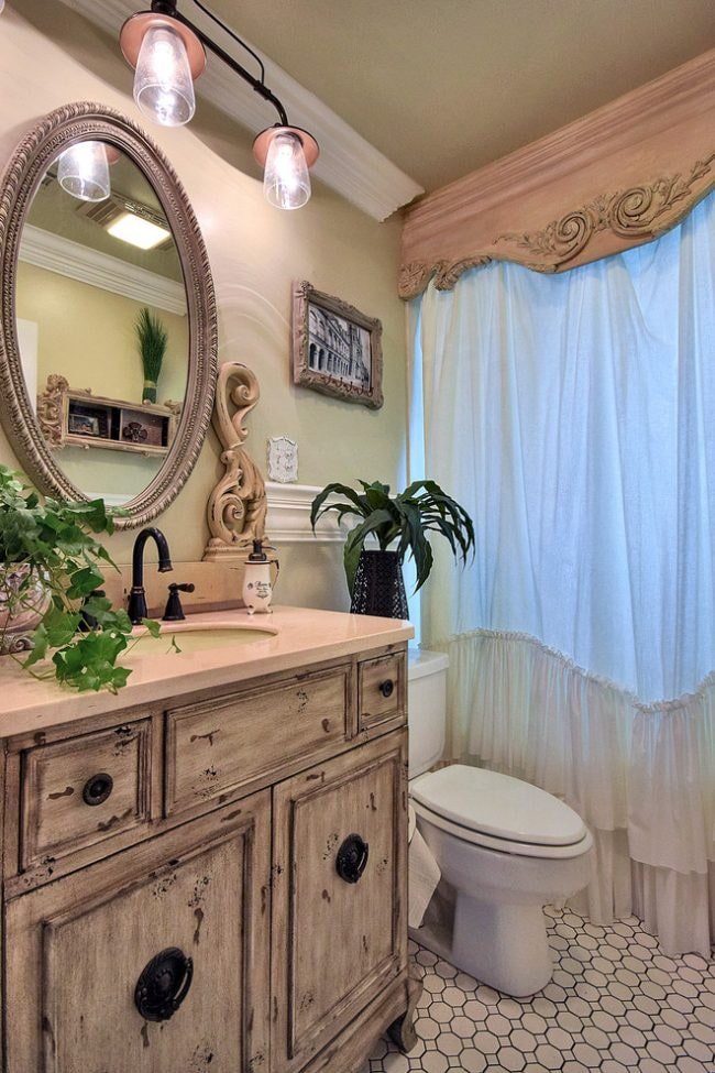 Intérieur de toilettes de style provençal