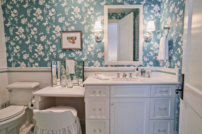 Toilettes avec une table pour se maquiller