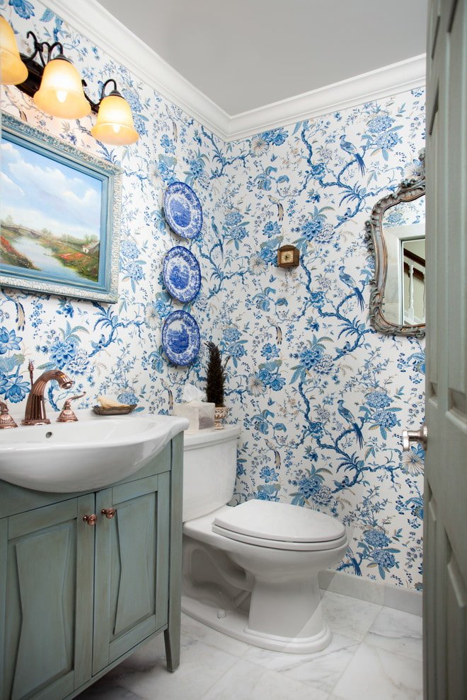 Papier peint dans les toilettes de style provençal