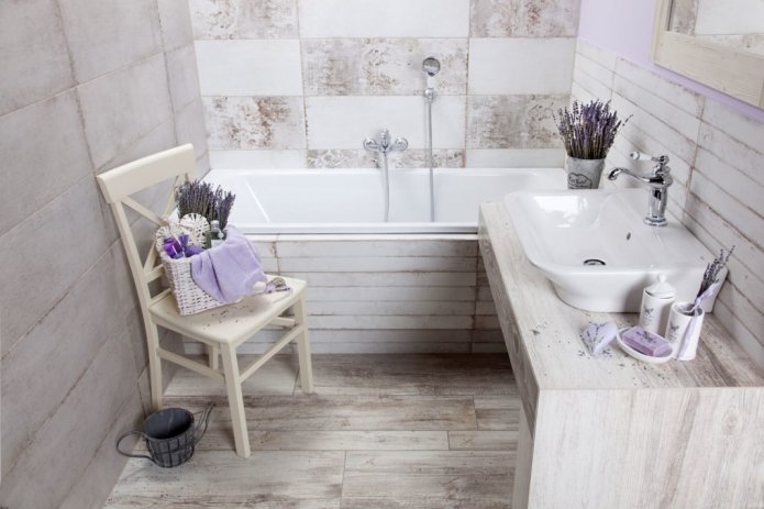 carrelage dans la salle de bain au sol