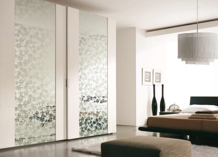 armoire avec un miroir décoratif