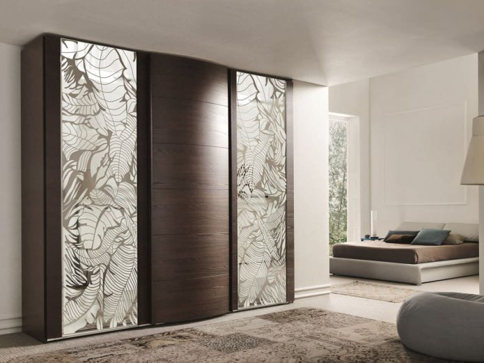 armoire avec un miroir décoratif