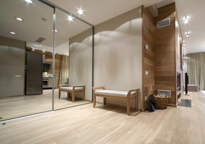 Façades en miroir dans un grand couloir
