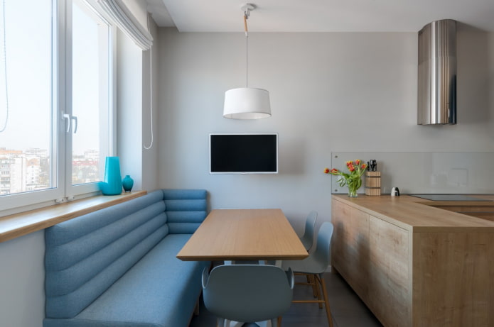 Téléviseur au-dessus de la table dans la cuisine